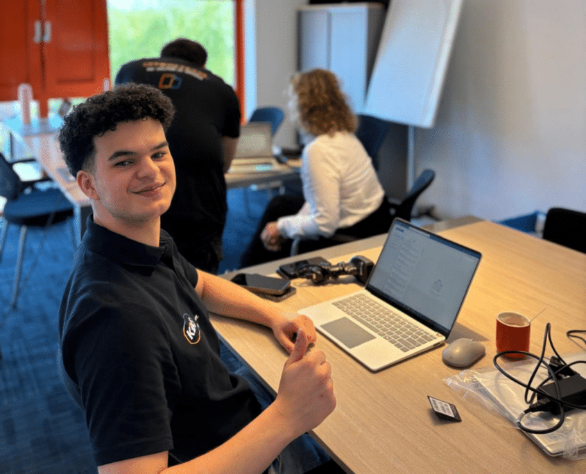 Achter de schermen bij een grootschalige device-uitrol in de zorg: 2000+ laptops en smartphones vervangen